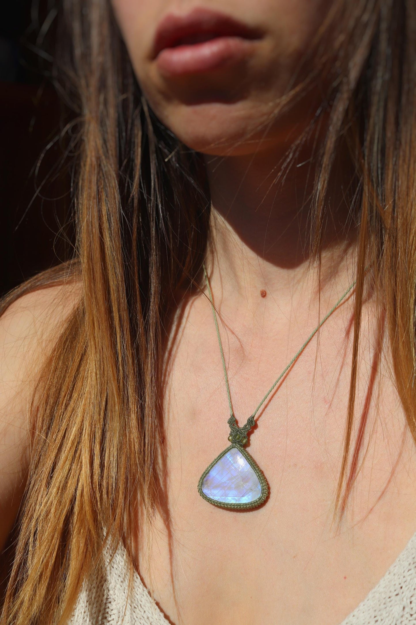Grand pendentif lune en pierre de lune bleue avec perles de péridot