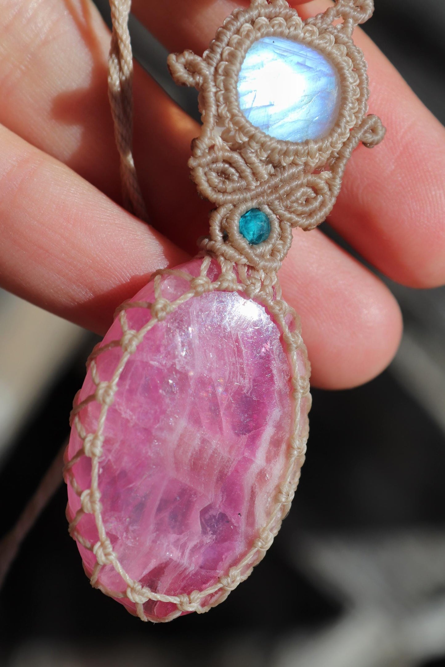 Pendentif rare en calcite COBALTO rose et pierre de lune