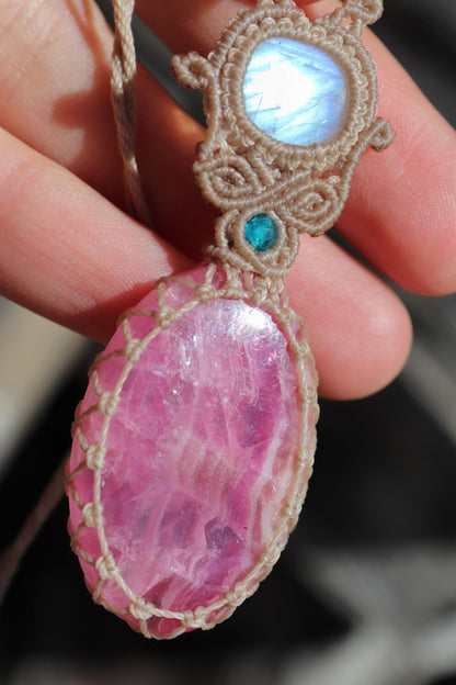 Pendentif rare en calcite COBALTO rose et pierre de lune