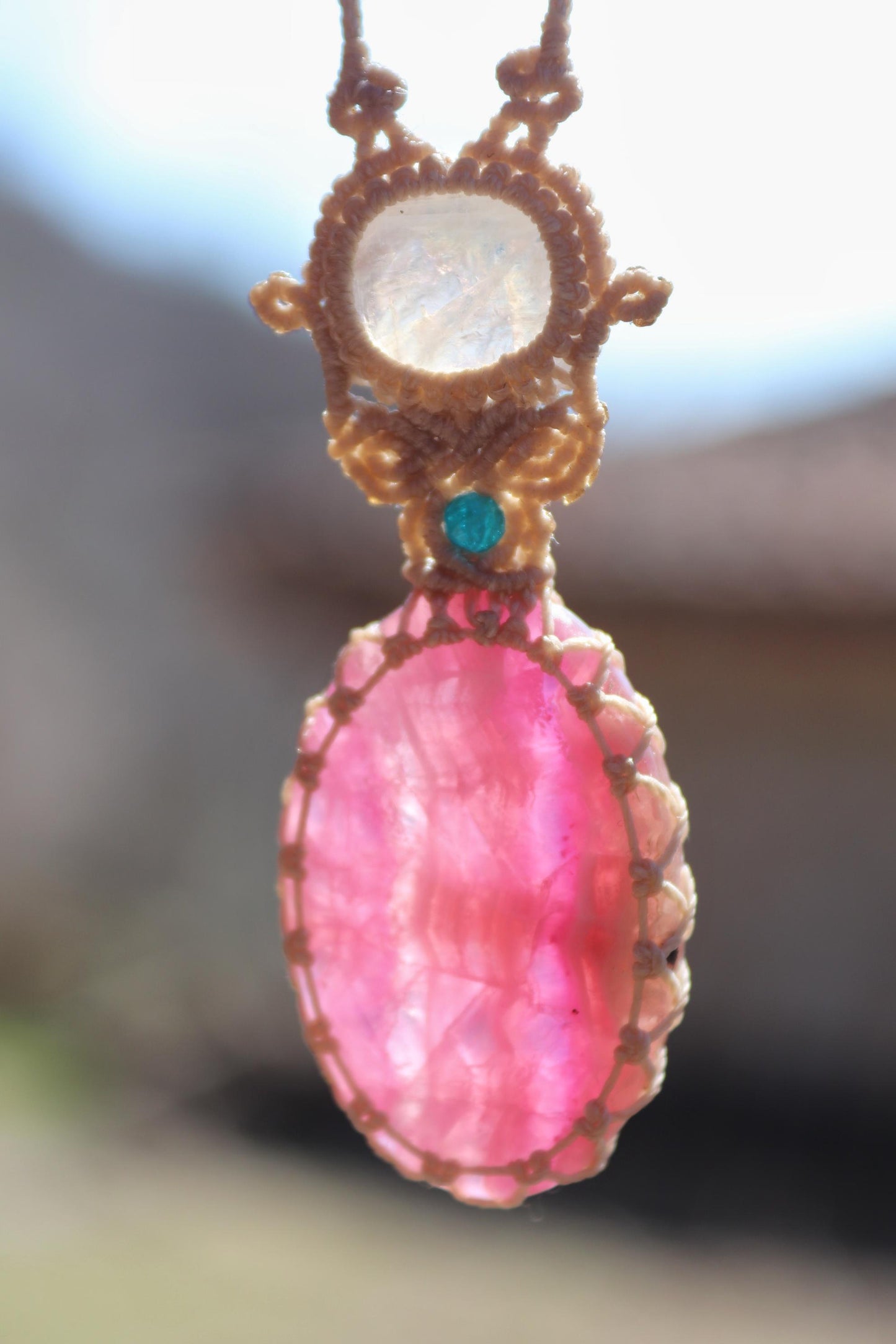 Pendentif rare en calcite COBALTO rose et pierre de lune