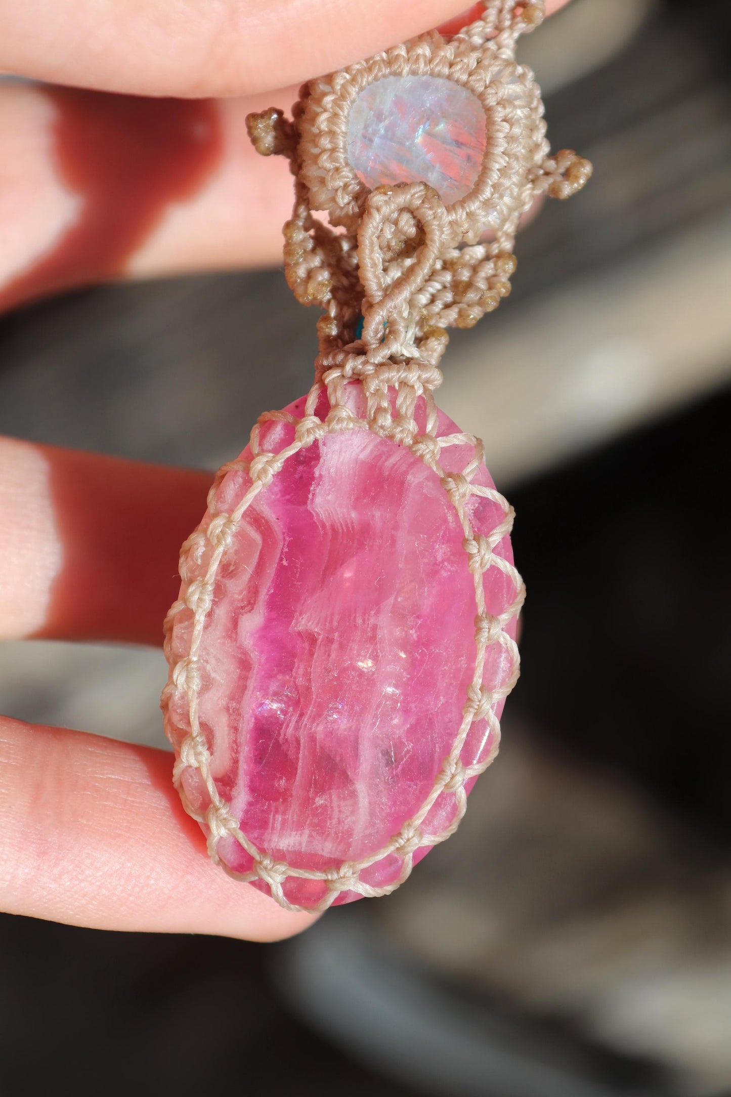 Pendentif rare en calcite COBALTO rose et pierre de lune