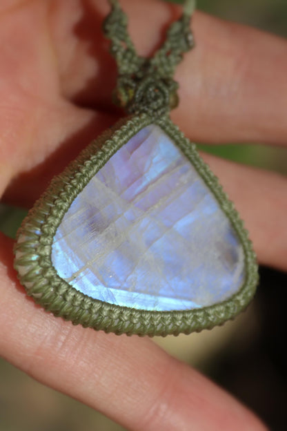 Grand pendentif lune en pierre de lune bleue avec perles de péridot