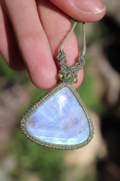 Grand pendentif lune en pierre de lune bleue avec perles de péridot