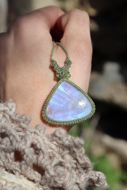 Grand pendentif lune en pierre de lune bleue avec perles de péridot