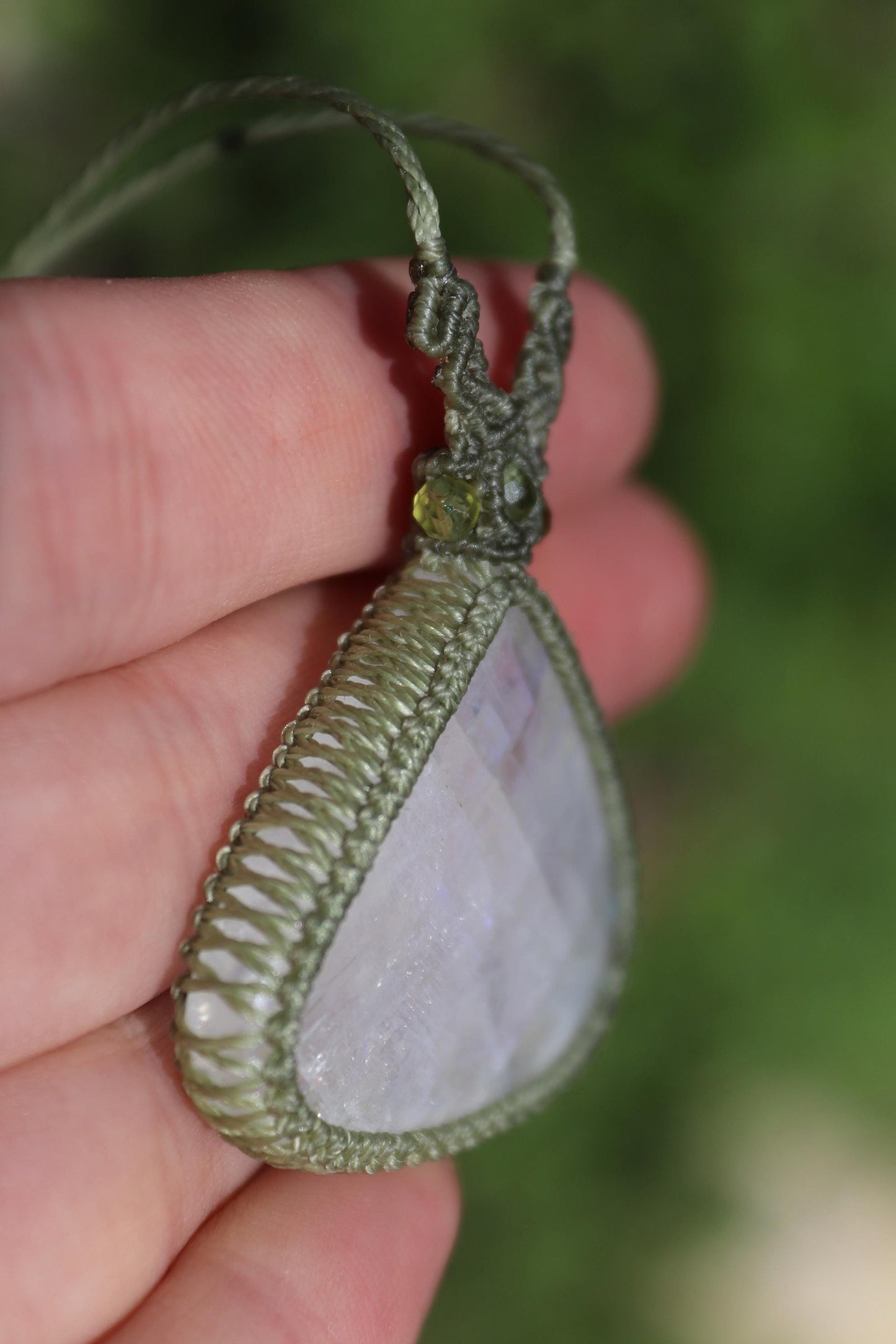 Grand pendentif lune en pierre de lune bleue avec perles de péridot