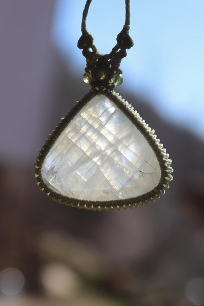 Grand pendentif lune en pierre de lune bleue avec perles de péridot