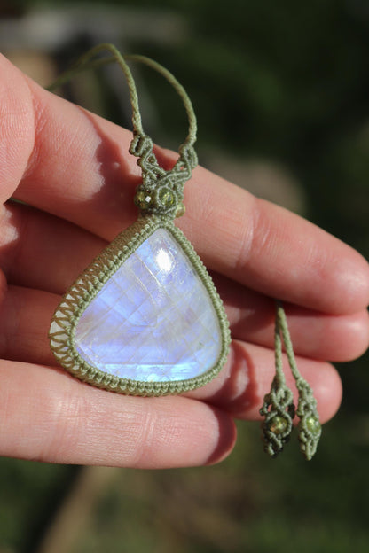 Grand pendentif lune en pierre de lune bleue avec perles de péridot
