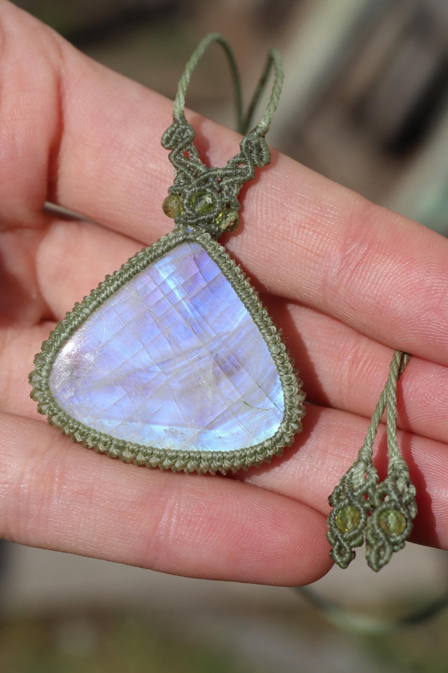 Grand pendentif lune en pierre de lune bleue avec perles de péridot