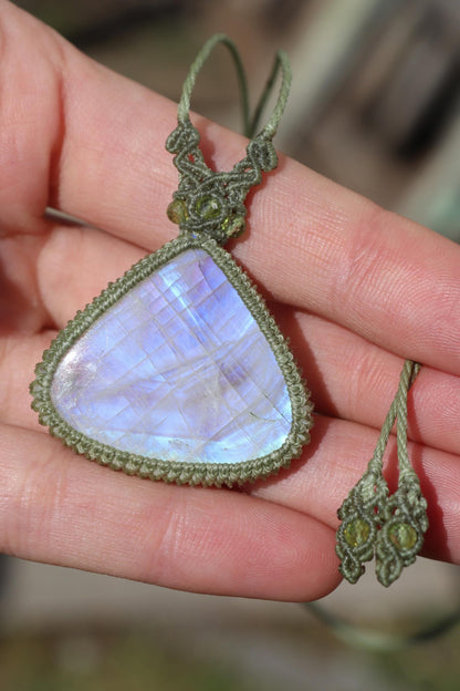 Grand pendentif lune en pierre de lune bleue avec perles de péridot