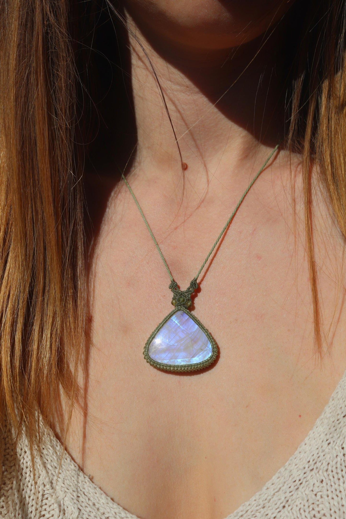 Grand pendentif lune en pierre de lune bleue avec perles de péridot