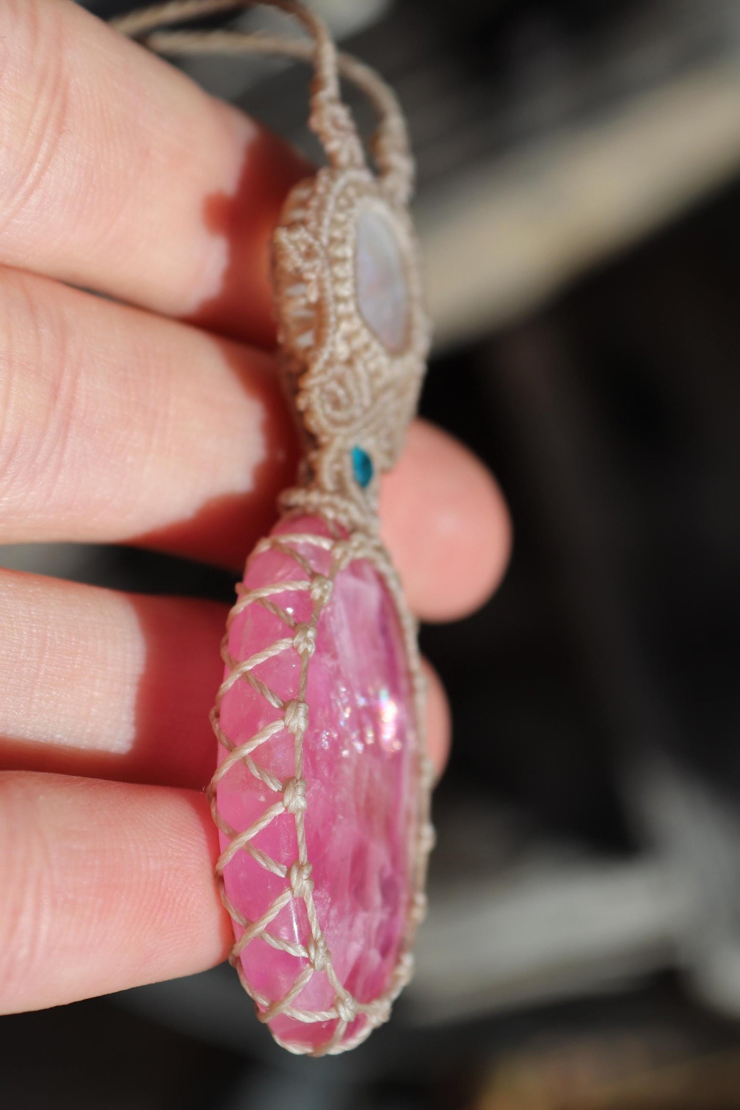 Pendentif rare en calcite COBALTO rose et pierre de lune
