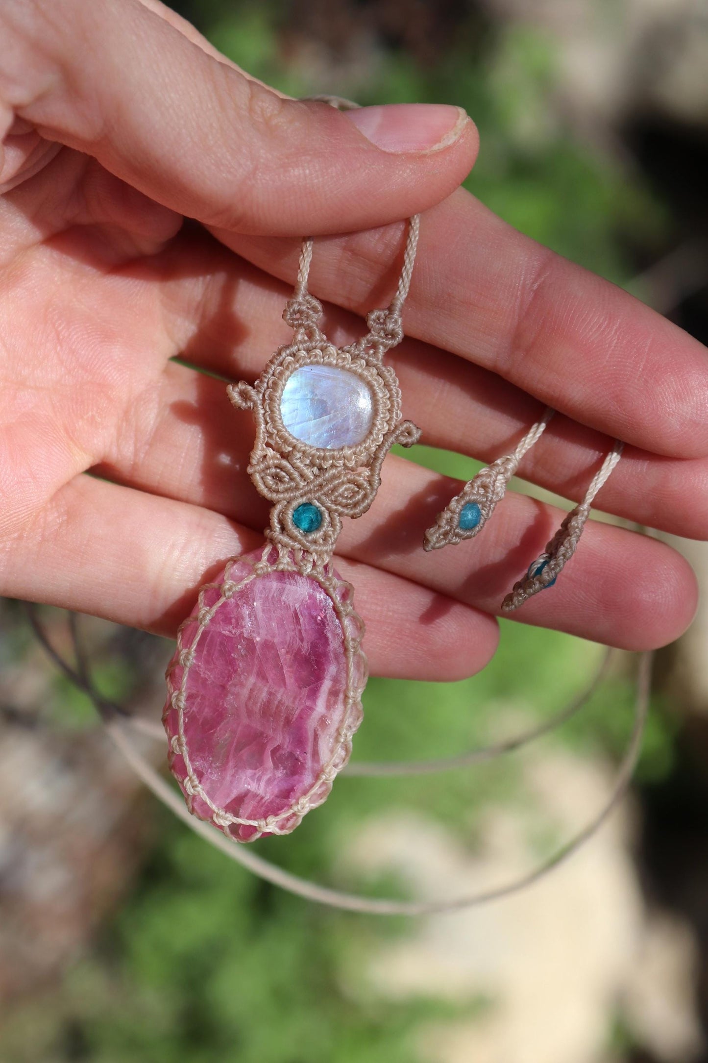 Pendentif rare en calcite COBALTO rose et pierre de lune