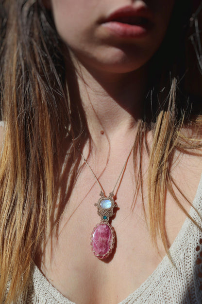 Pendentif rare en calcite COBALTO rose et pierre de lune