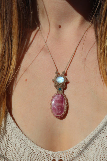 Pendentif rare en calcite COBALTO rose et pierre de lune