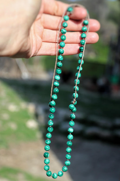 Collier de perles de malachite nouées