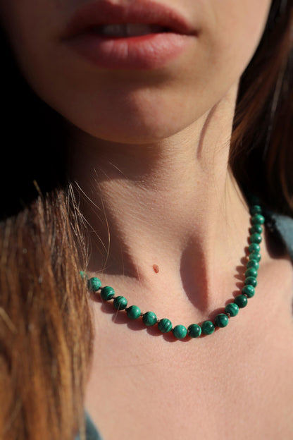 Collier de perles de malachite nouées