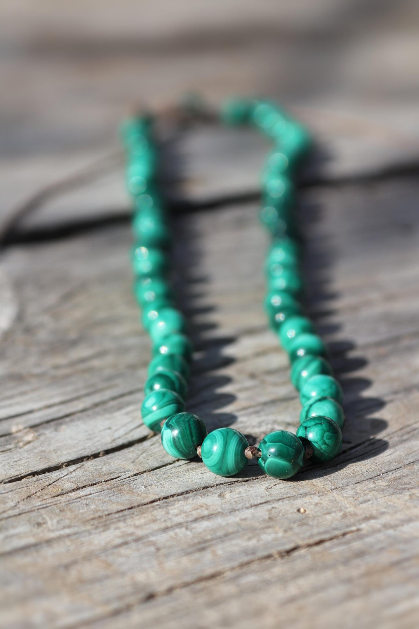 Collier de perles de malachite nouées