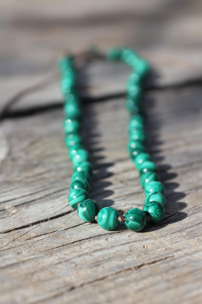 Collier de perles de malachite nouées