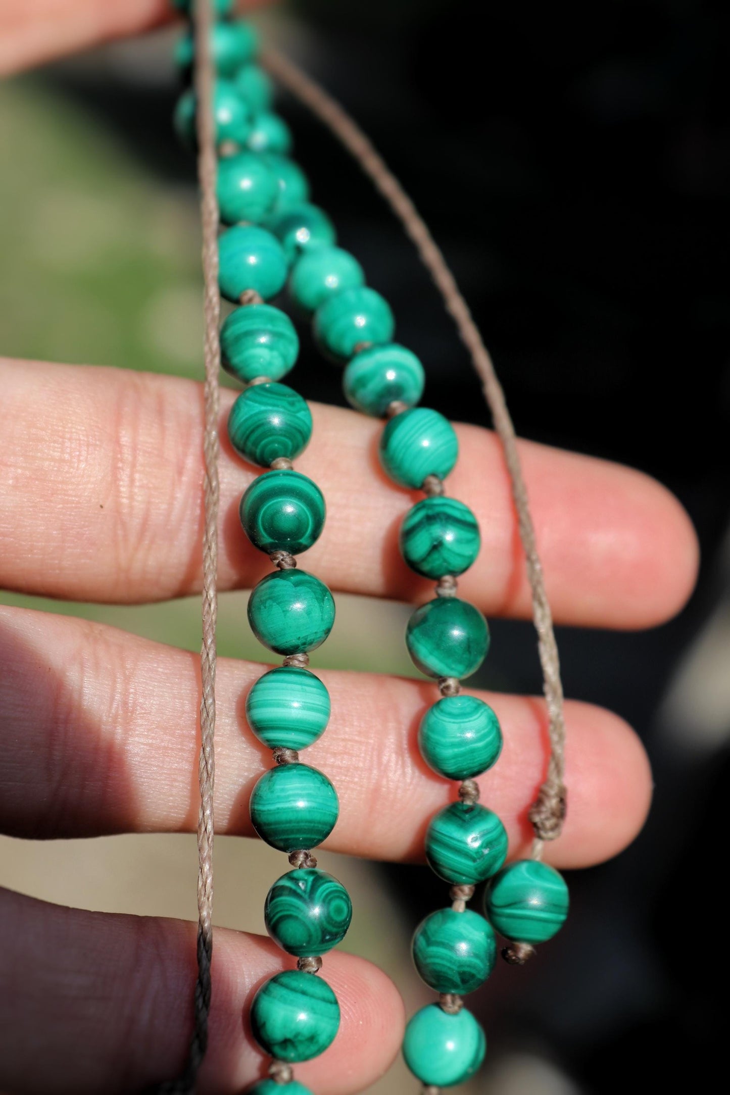 Collier de perles de malachite nouées