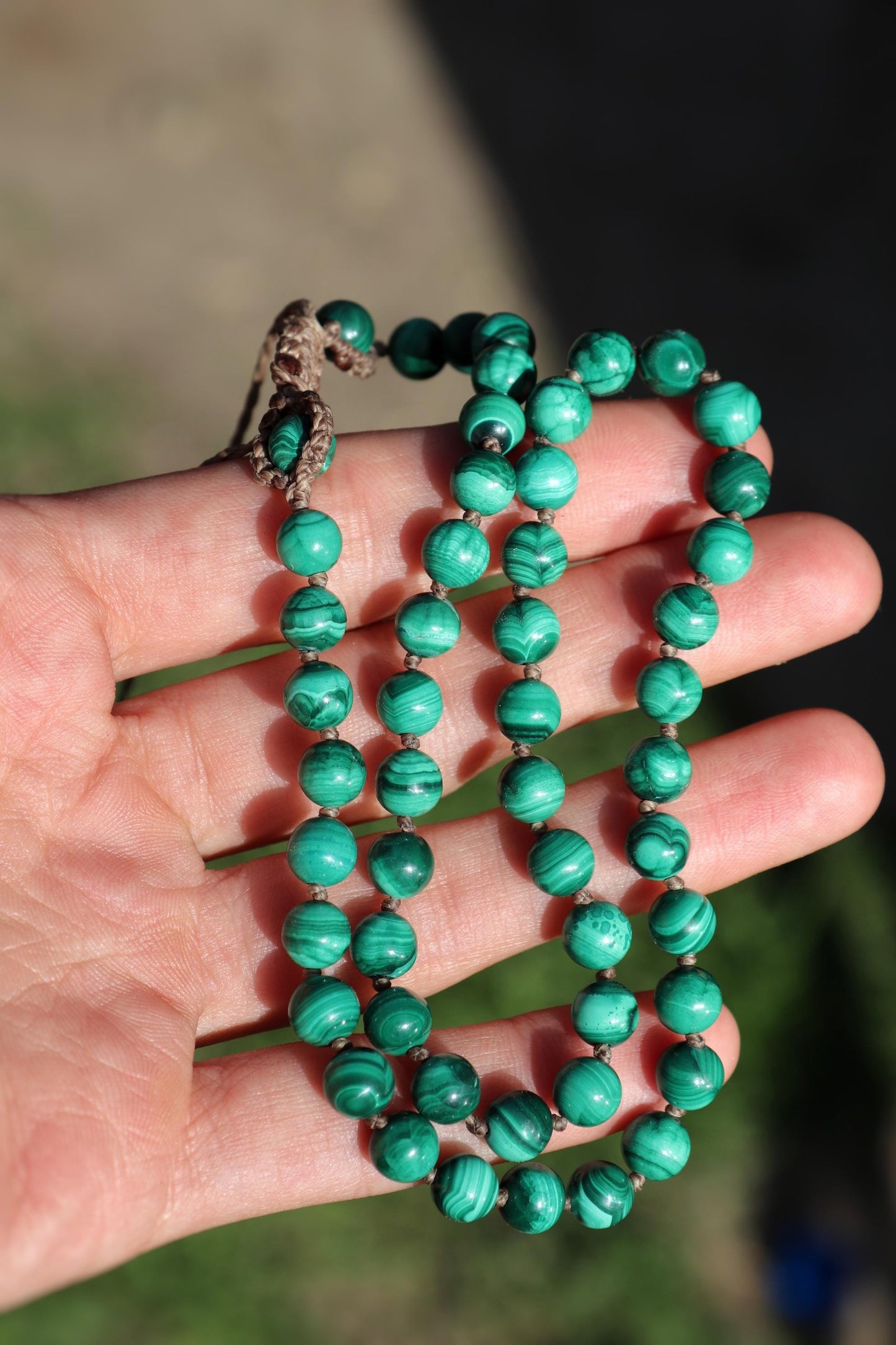 Collier de perles de malachite nouées
