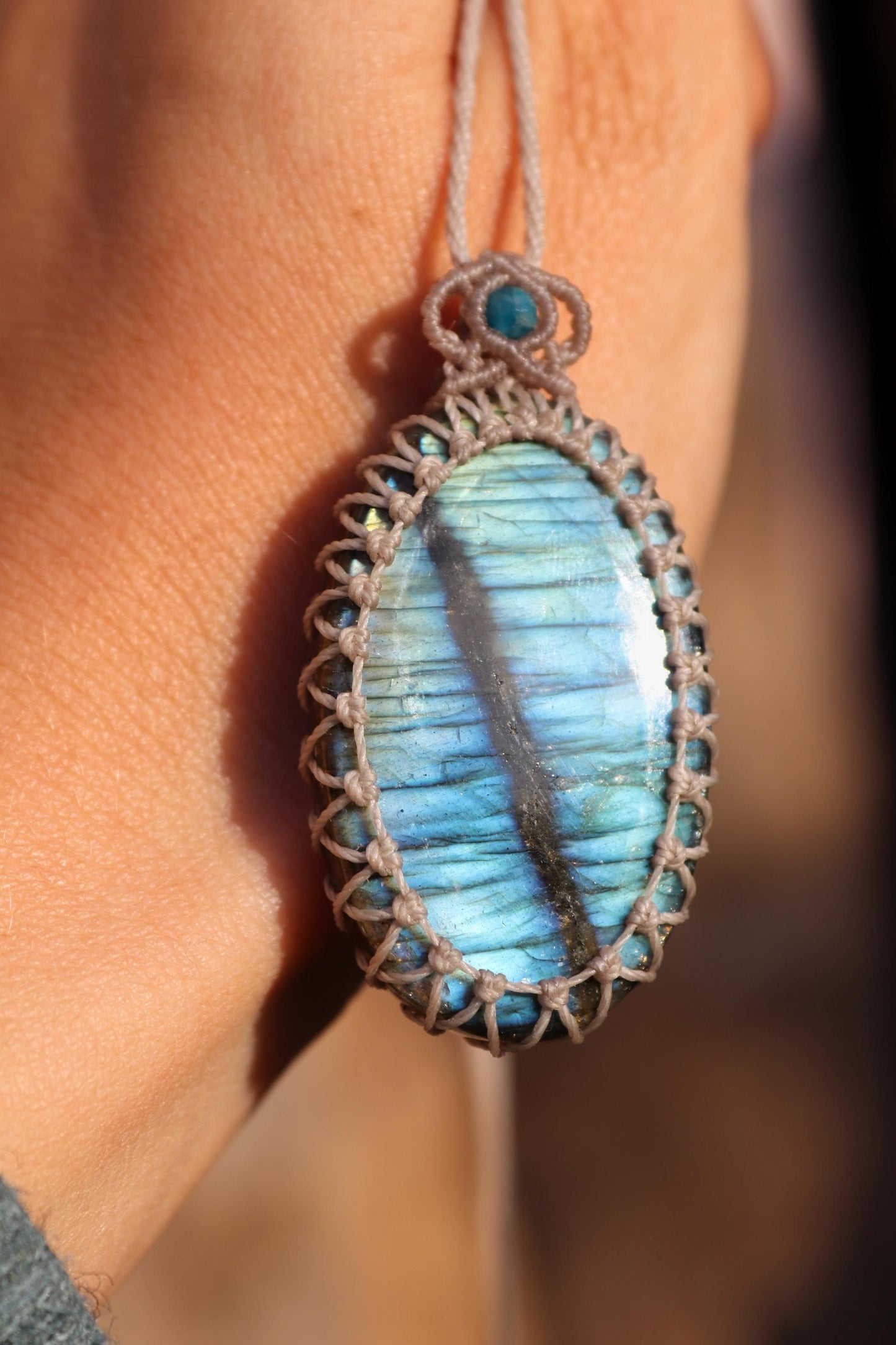 Pendentif en labradorite bleue