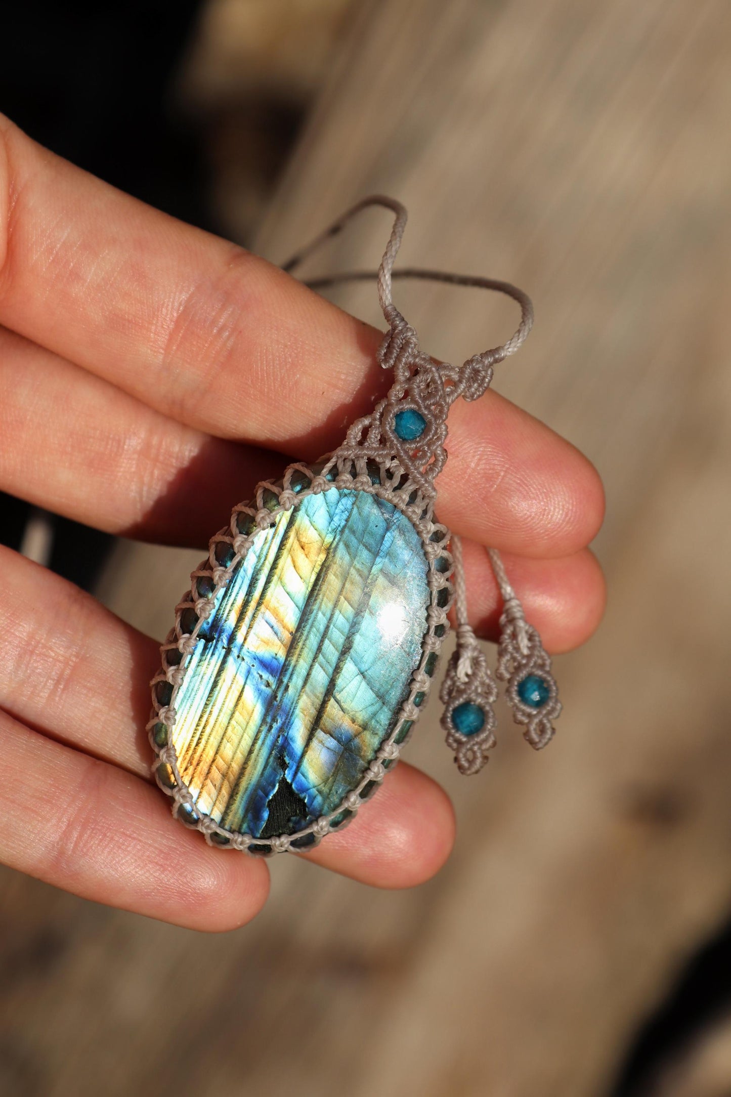 Pendentif LABRADORITE arc-en-ciel intense