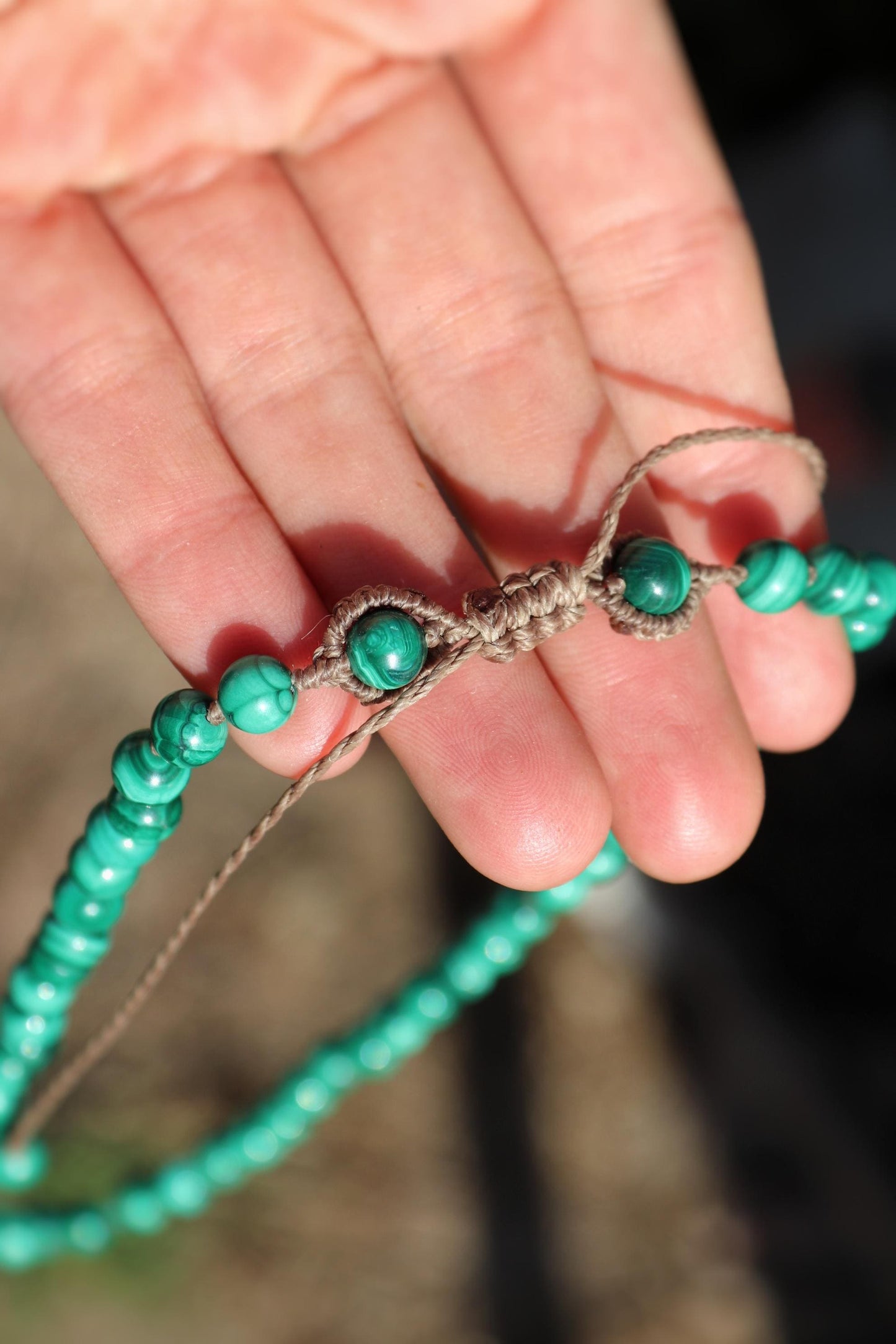 Collier de perles de malachite nouées