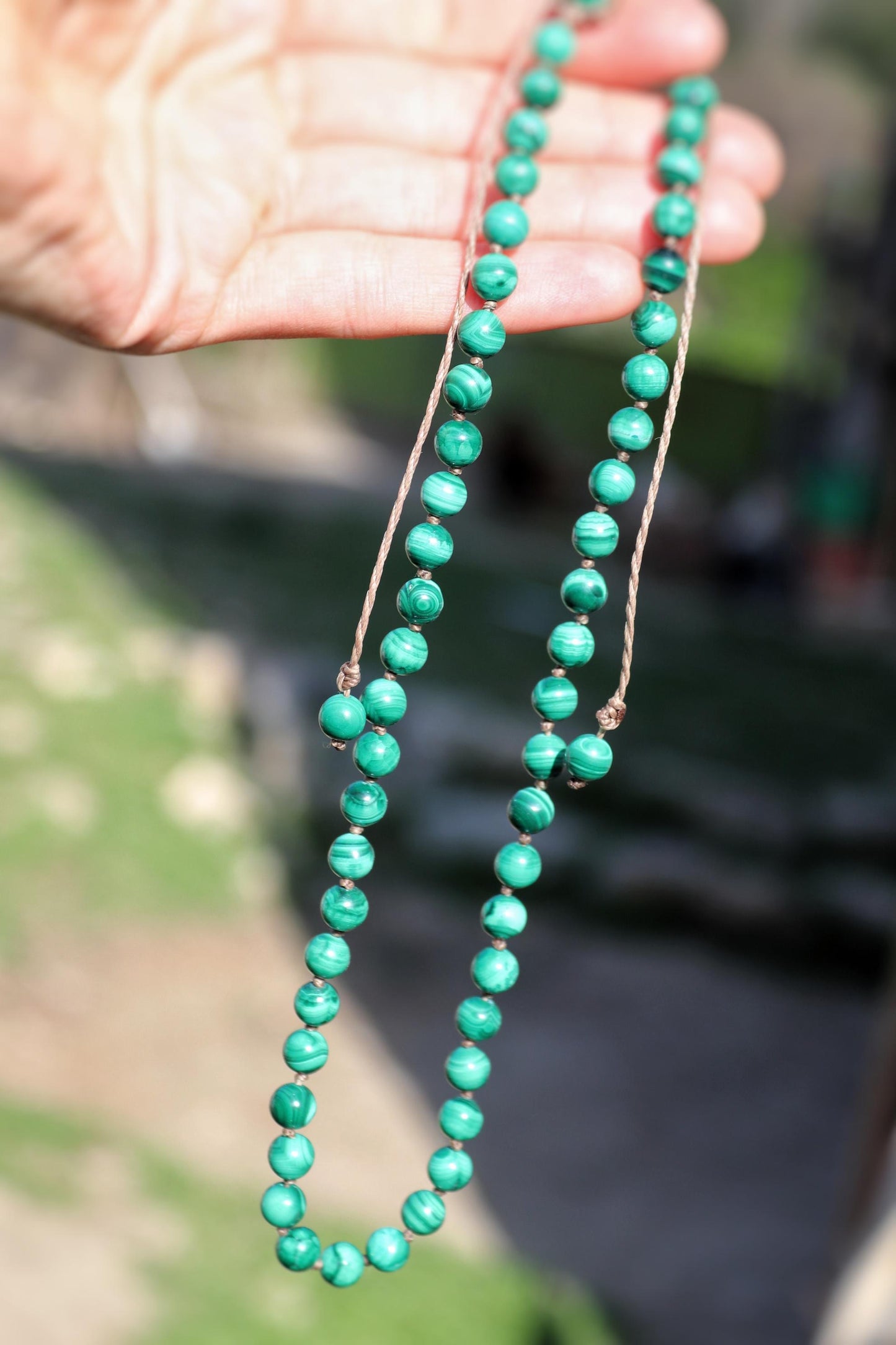Collier de perles de malachite nouées