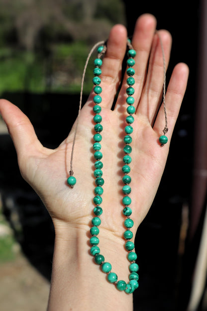 Collier de perles de malachite nouées