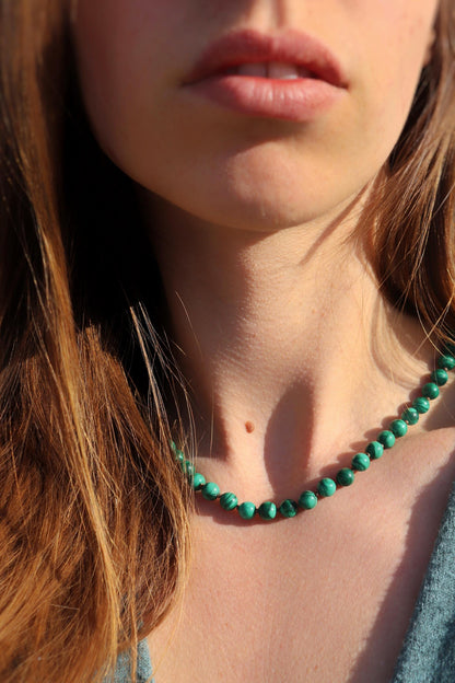 Collier de perles de malachite nouées