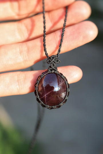Pendentif étoile RUBIS en macramé noir