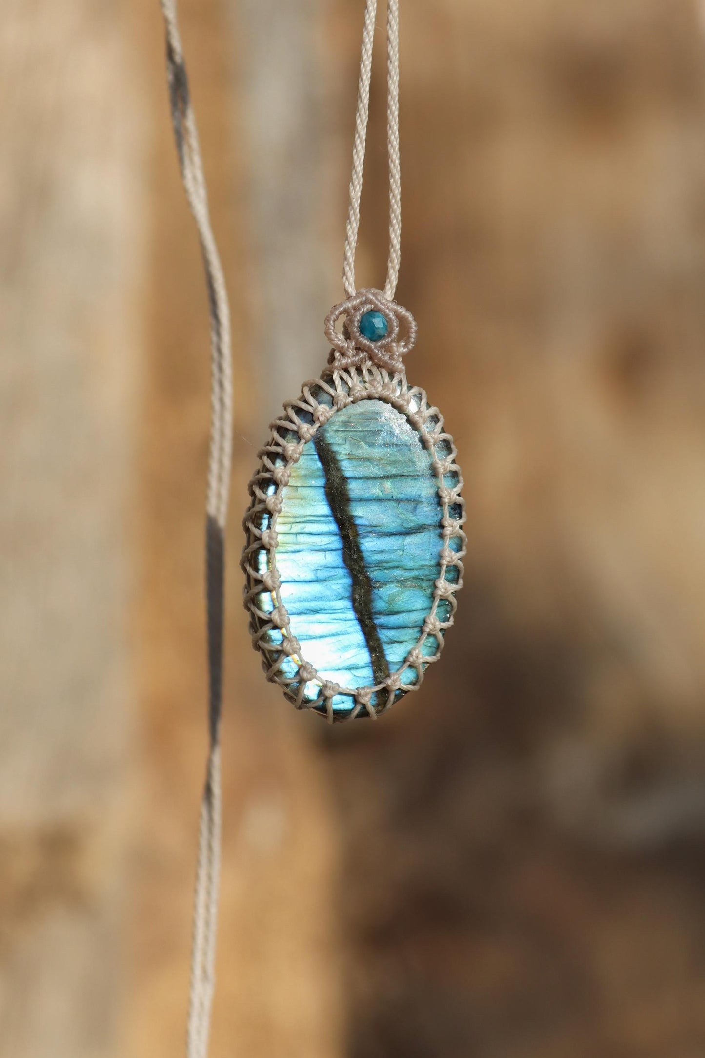 Pendentif en labradorite bleue