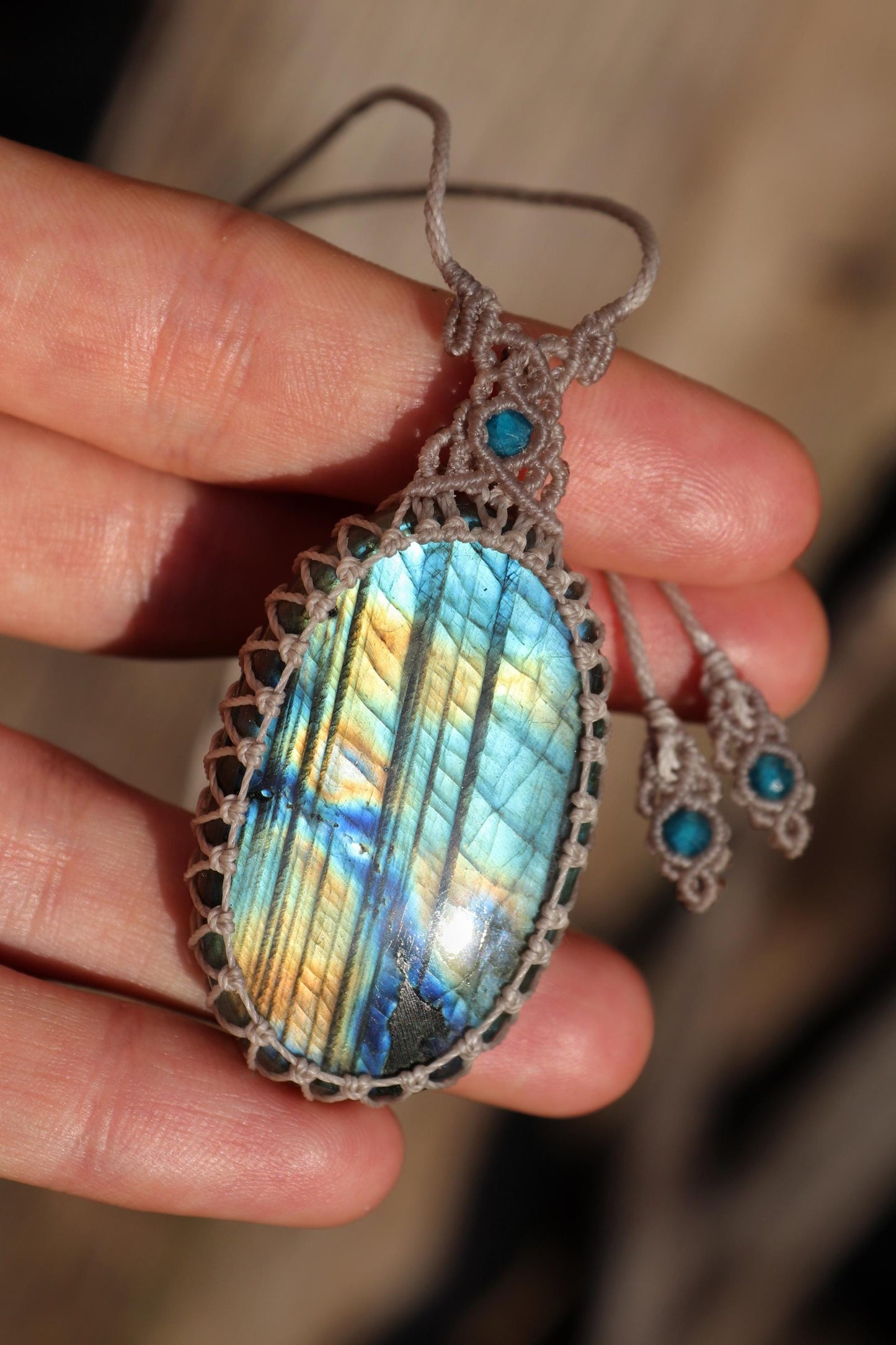 Pendentif LABRADORITE arc-en-ciel intense