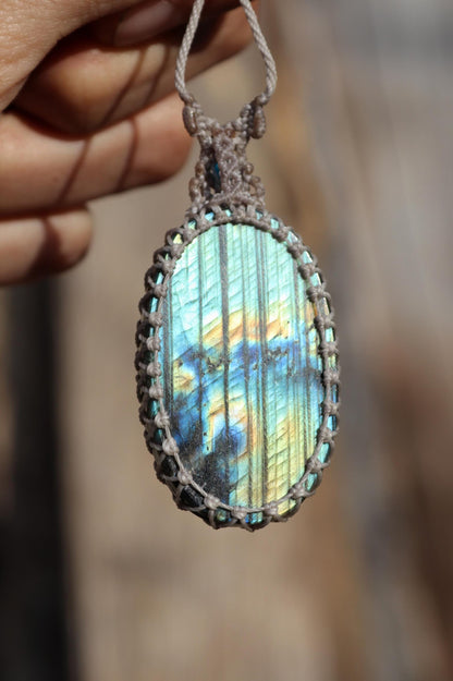 Pendentif LABRADORITE arc-en-ciel intense