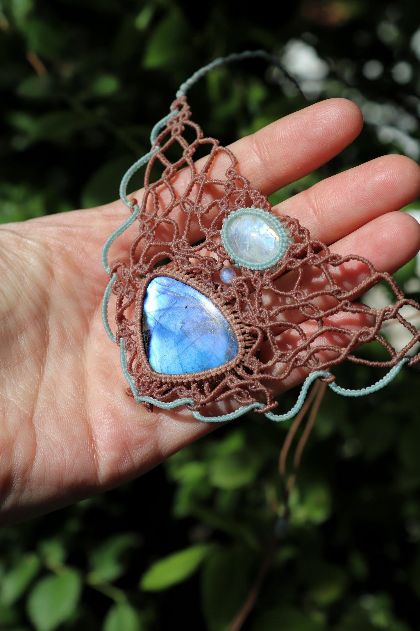 Choker en PIERRE DE LUNE arc-en-ciel et LABRADORITE bleu néon