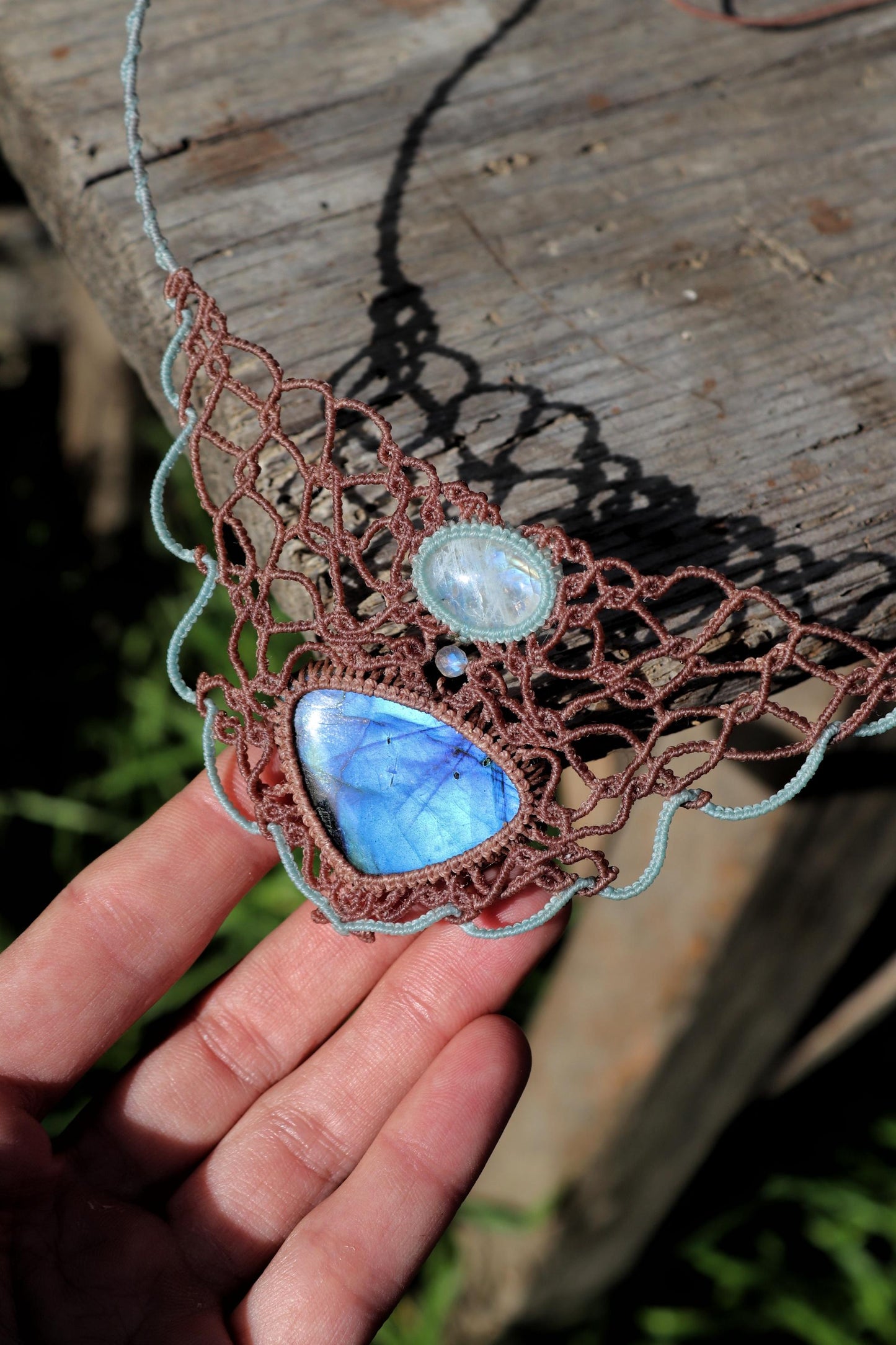 Choker en PIERRE DE LUNE arc-en-ciel et LABRADORITE bleu néon