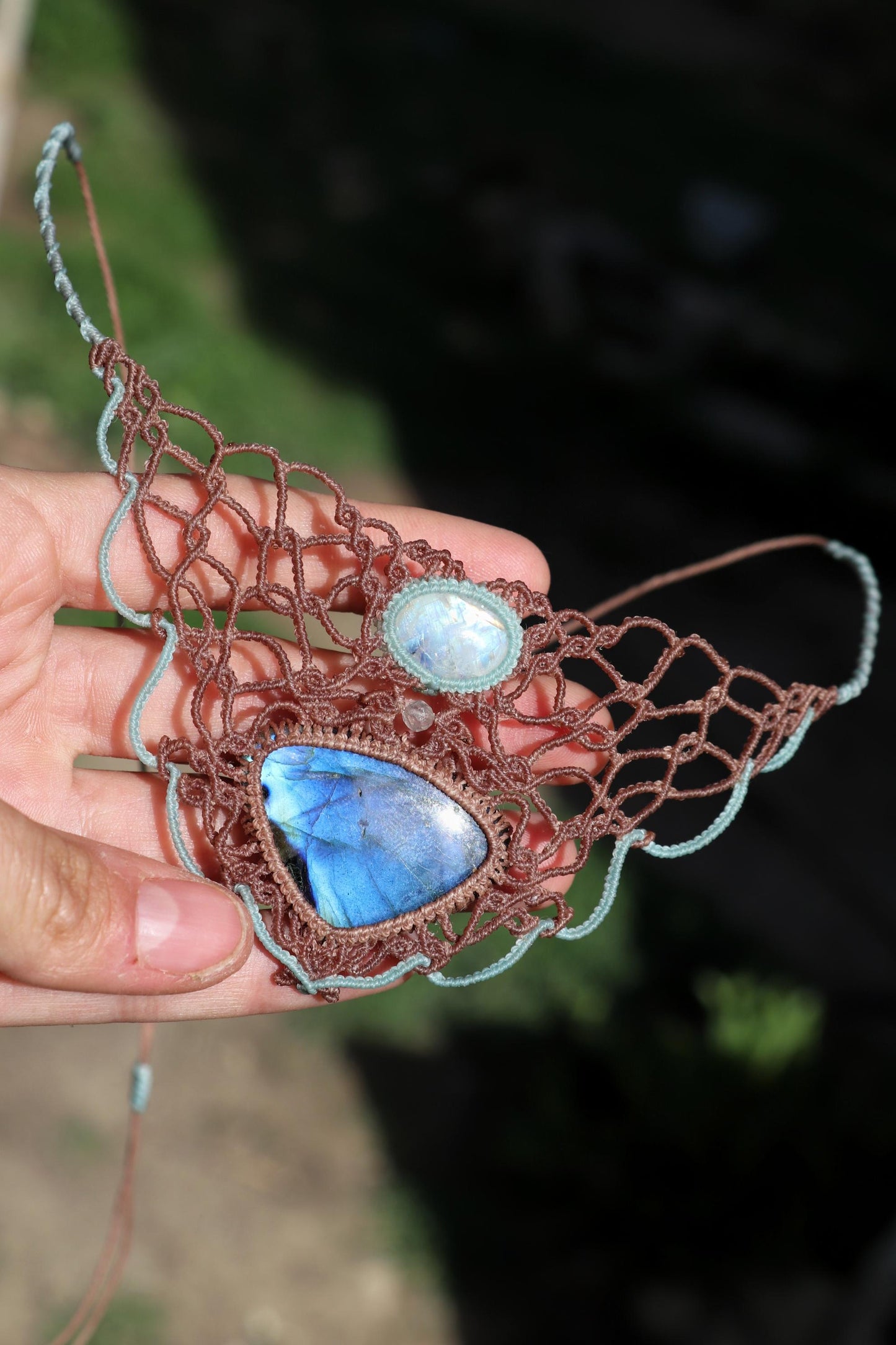 Choker en PIERRE DE LUNE arc-en-ciel et LABRADORITE bleu néon