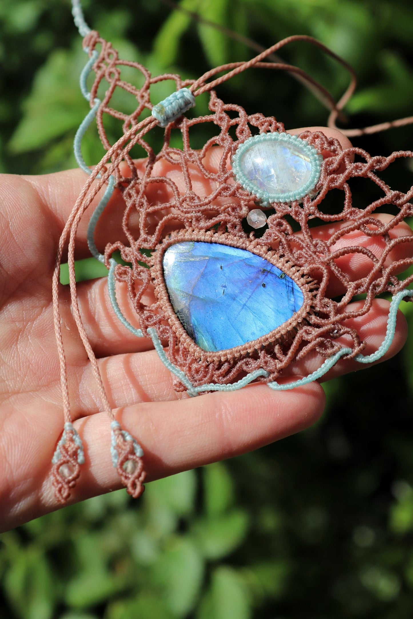 Choker en PIERRE DE LUNE arc-en-ciel et LABRADORITE bleu néon