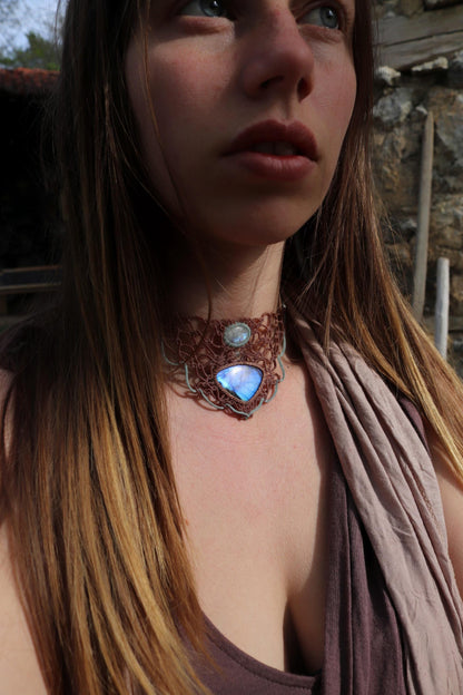Choker en PIERRE DE LUNE arc-en-ciel et LABRADORITE bleu néon