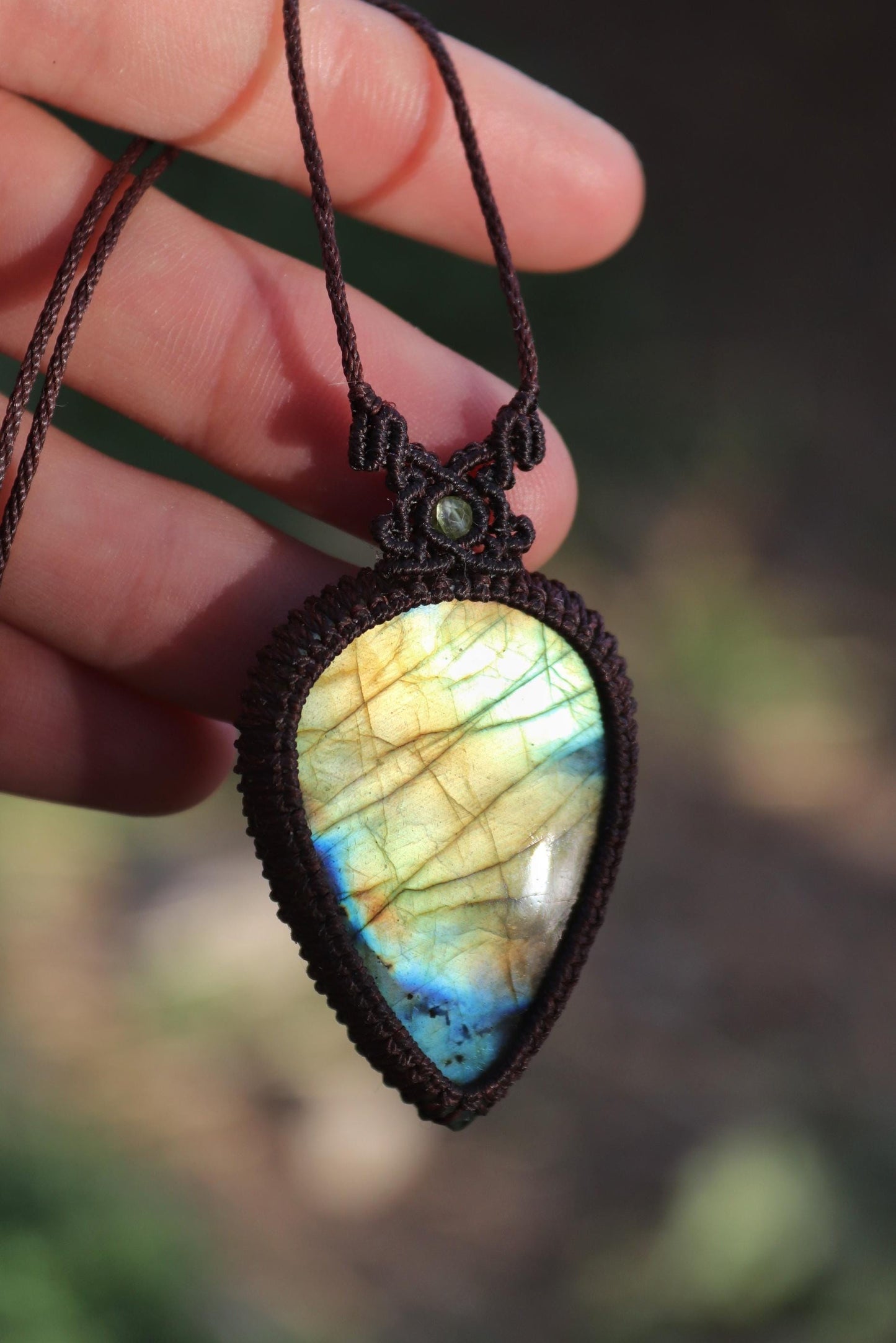 Pendentif LABRADORITE vert/jaune en macramé marron foncé