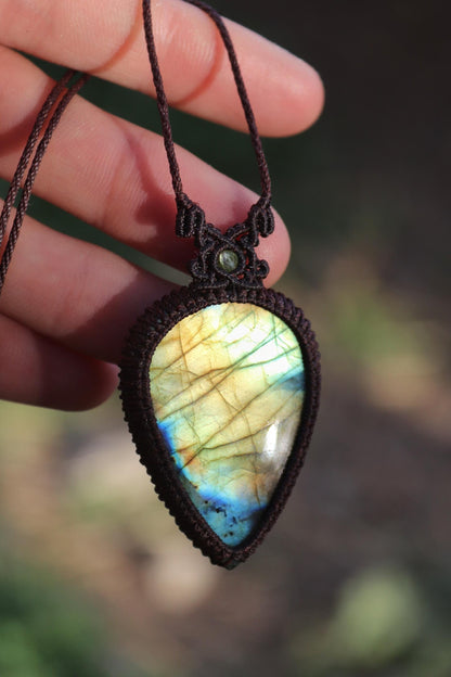 Pendentif LABRADORITE vert/jaune en macramé marron foncé