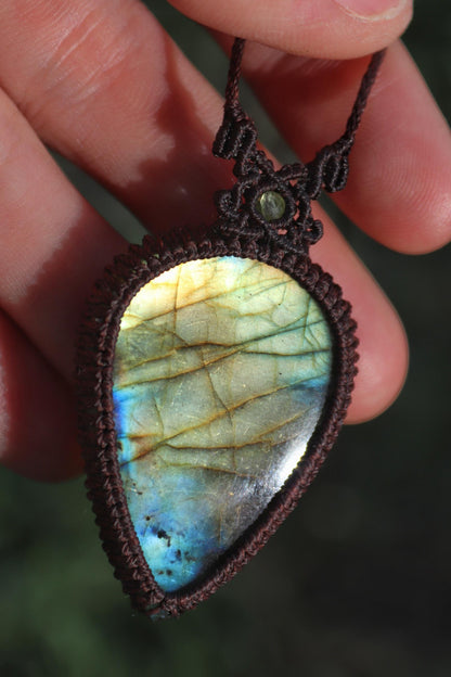 Pendentif LABRADORITE vert/jaune en macramé marron foncé