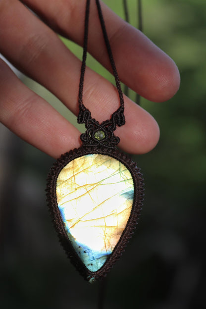Pendentif LABRADORITE vert/jaune en macramé marron foncé