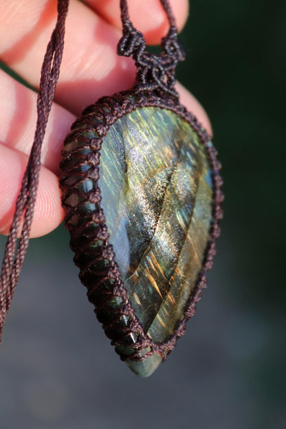 Pendentif LABRADORITE en forme de goutte, vert et orange