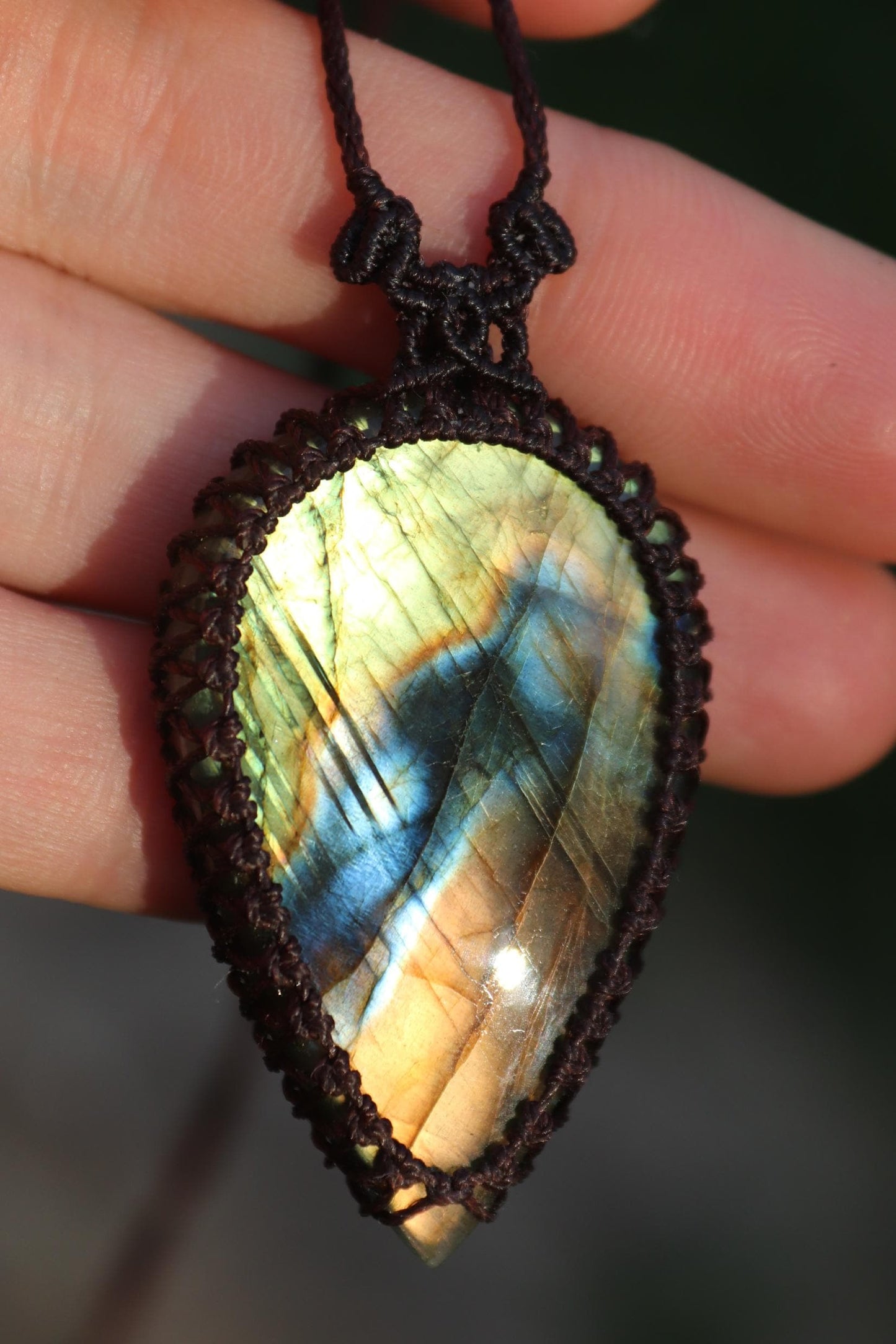 Pendentif LABRADORITE en forme de goutte, vert et orange