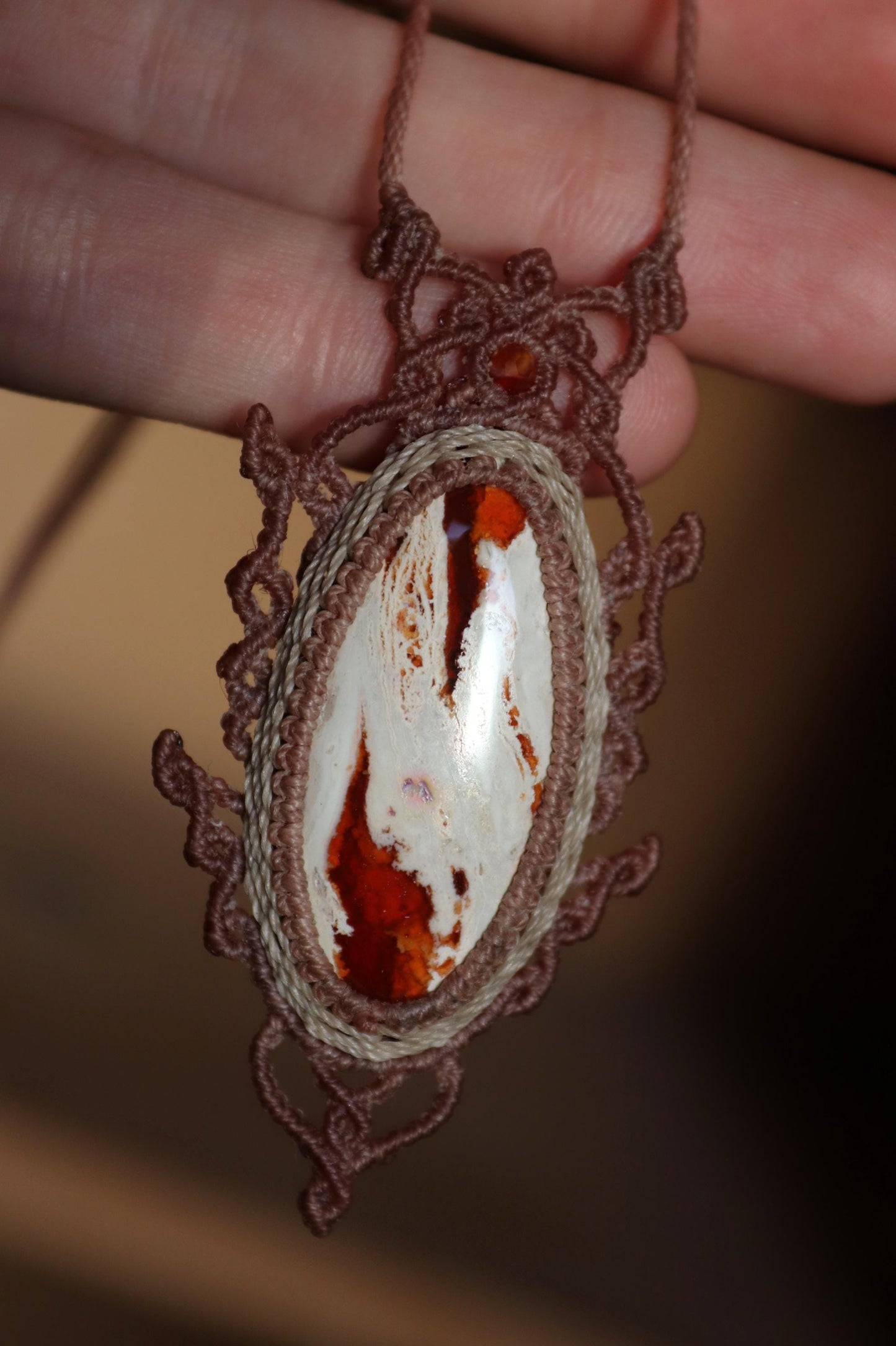 Grand pendentif opale de feu rouge avec perles de cornaline