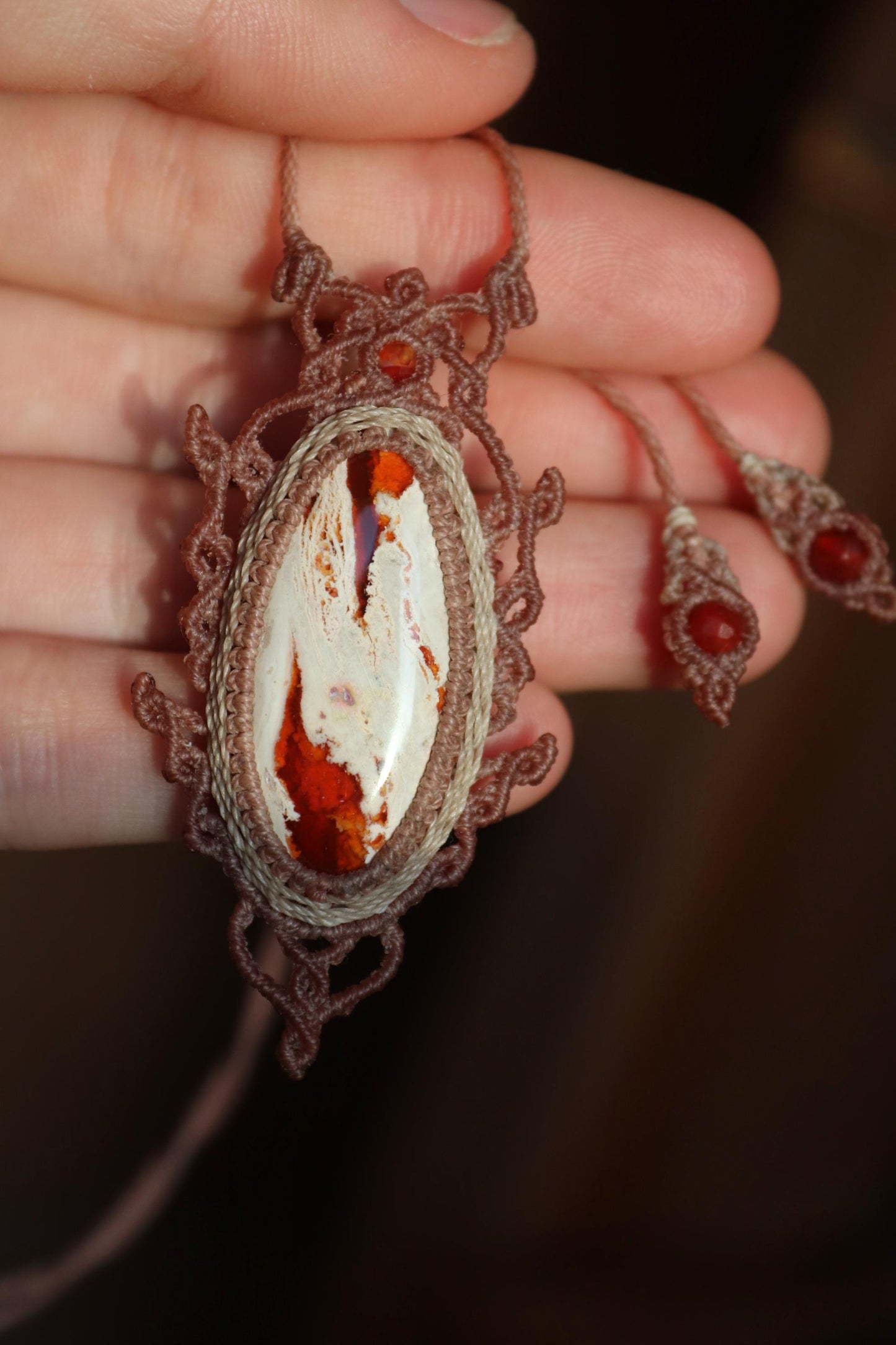 Grand pendentif opale de feu rouge avec perles de cornaline