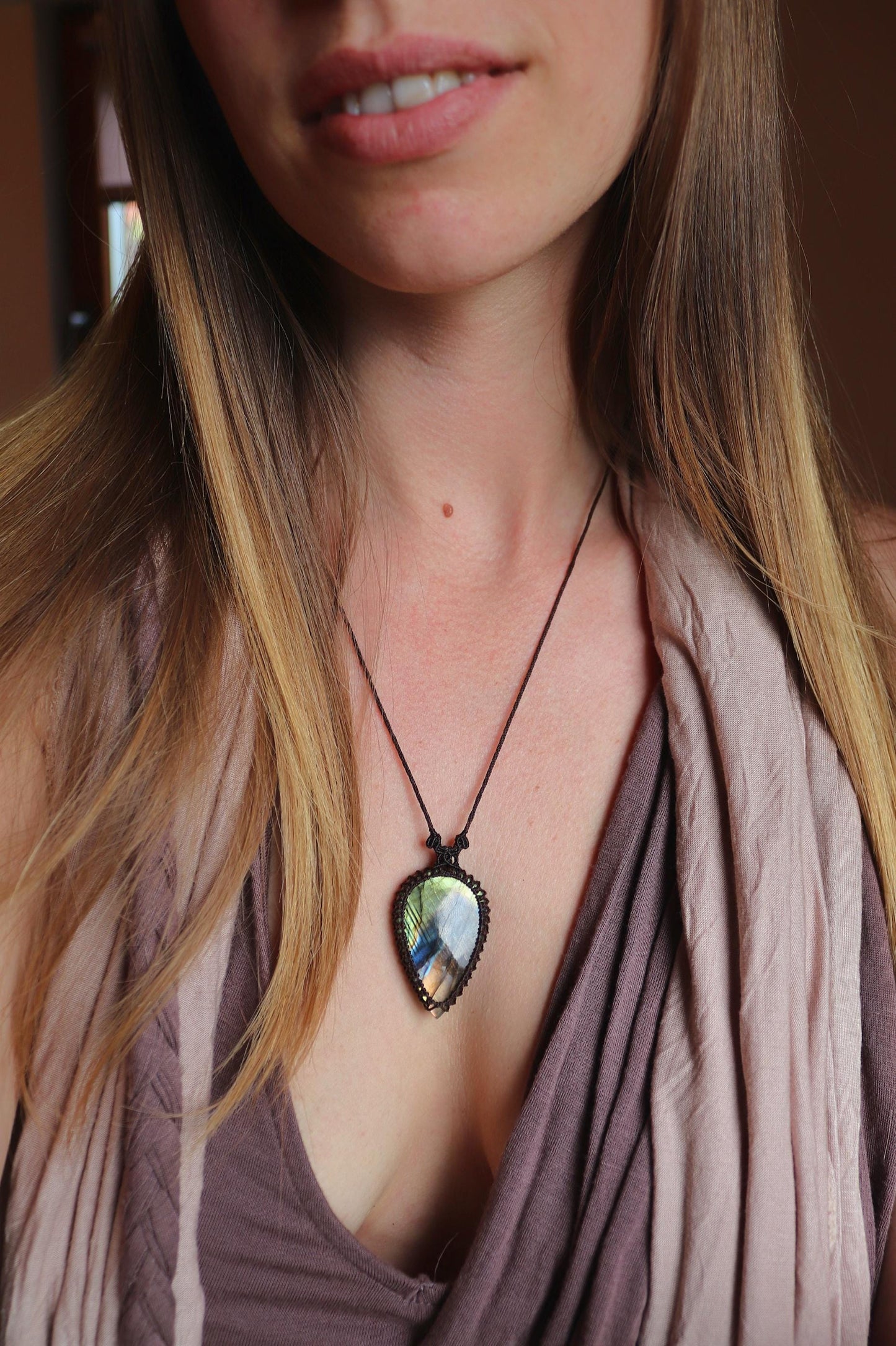 Pendentif LABRADORITE en forme de goutte, vert et orange