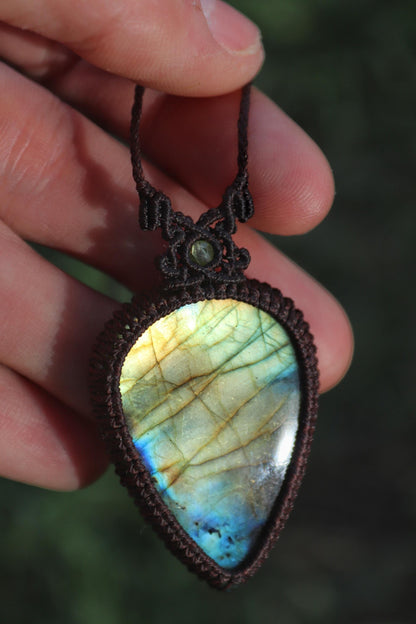Pendentif LABRADORITE vert/jaune en macramé marron foncé