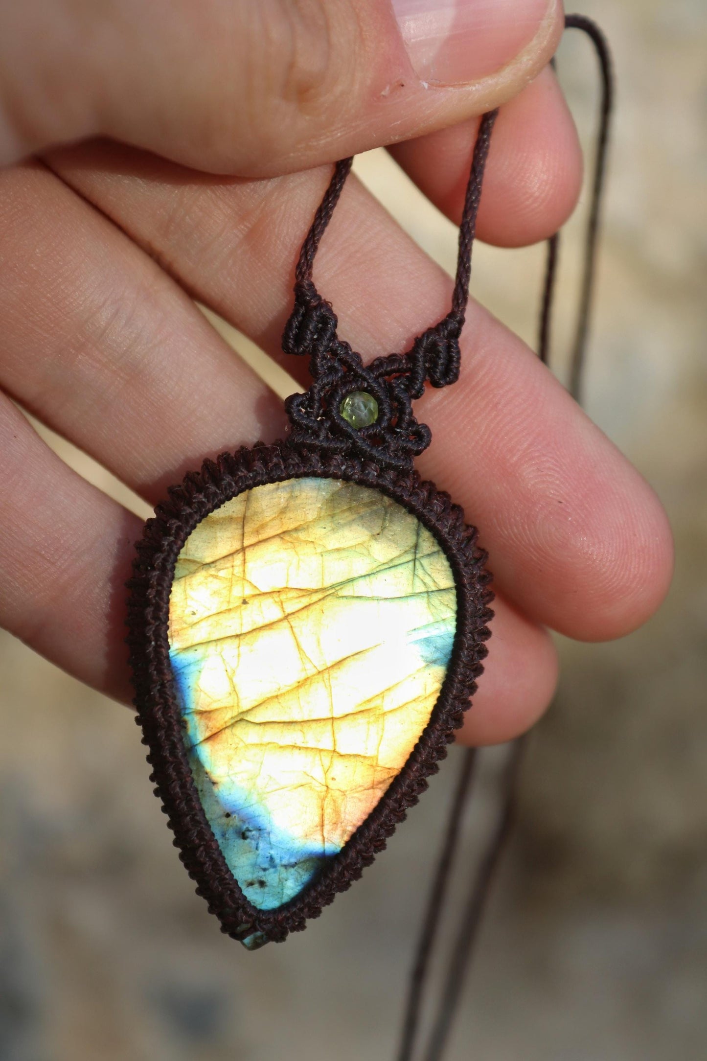 Pendentif LABRADORITE vert/jaune en macramé marron foncé